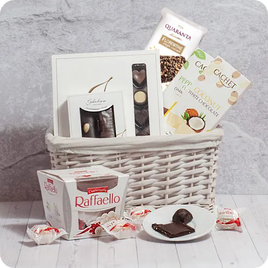 Order our Silvery basket full of sweets and surprise your close ones! Poczta Kwiatowa® - we deliver all over Poland!