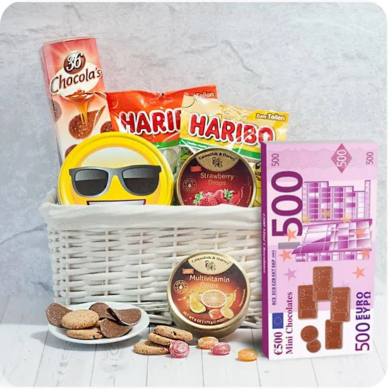 Dziecięca radość, jasny koszyk wiklinowy, ciastka dla dzieci, żelki Haribo, Poczta Prezentowa, cukierki owocowe