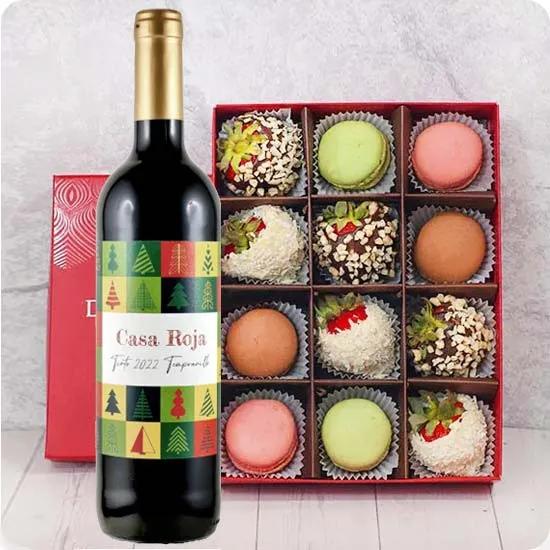 Strawberries in chocolate with macaroni and wine - Poczta Kwiatowa®