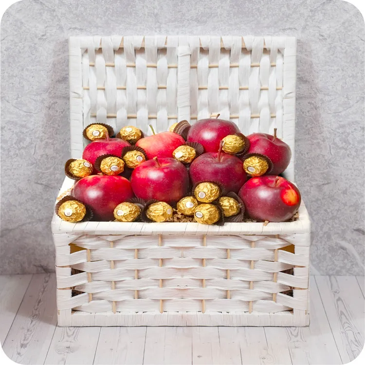 A box of apples and Ferrero Rocher | Poczta Kwiatowa®