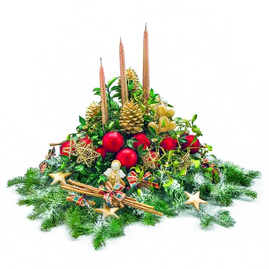 Stroik świąteczny, jodła żywa ze świecami, szyszkami, bombkami i ozdobami świątecznymi