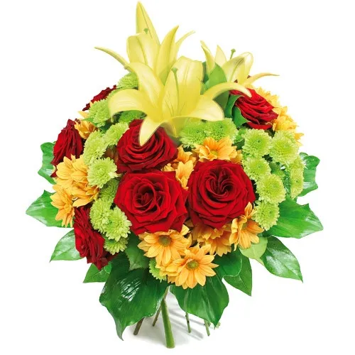 kwiaty samych sukcesów, bukiet z róż margaretki santini i lilii otoczony zielenią dekoracyjną
