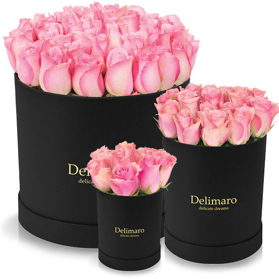 Różowe róże w czarnym pudełku, różowe kwiaty w pudełku