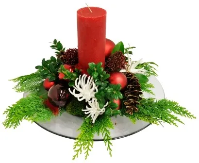 Round Xmas ARR with 1red candle in centre, red/white Xmas deco, pine cones/branches