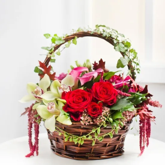 Cudowne kwiaty w koszu