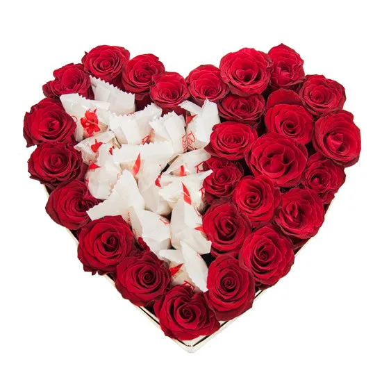 Czerwone róże w białym pudełku w kształcie serca z Rafaello
