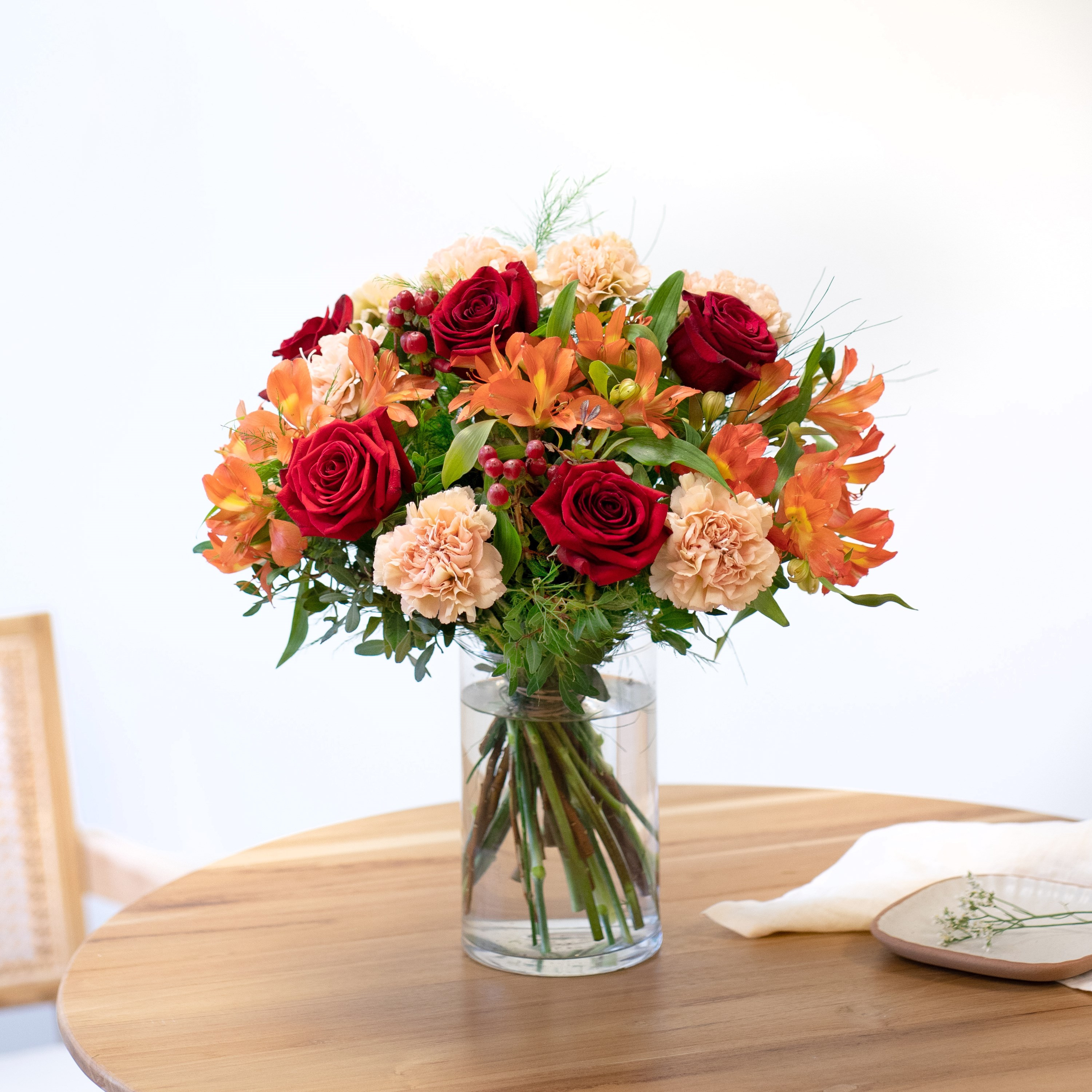 Abbraccio - elegancki bukiet kwiatów mieszanych z dodatkiem czerwonych róż oraz pomarańczowych alstromerii