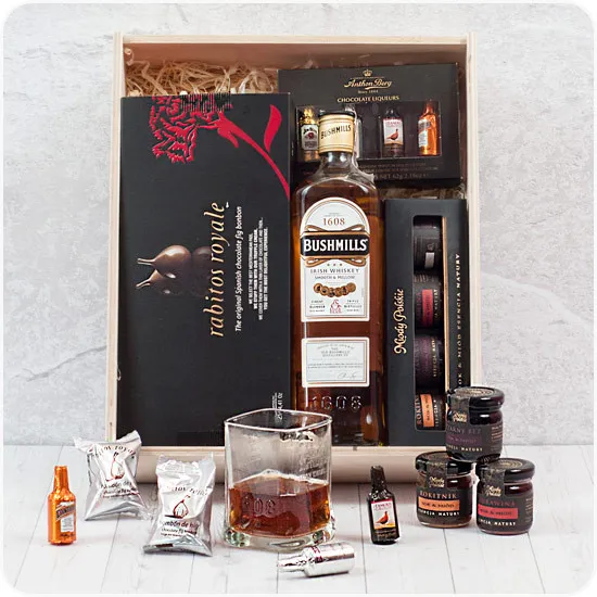 En Noir gift set, chocolate covered figs, pralines with alcohol, set of honey with natural fruit juice and whiskey closed in wooden gift box
