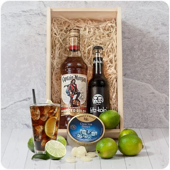 Zestaw Cuba Libre, drewniana skrzynka z grawerem, prezent z rumem, limonkami, cukierkami i fritz-kolą, prezent do Cuba Libre