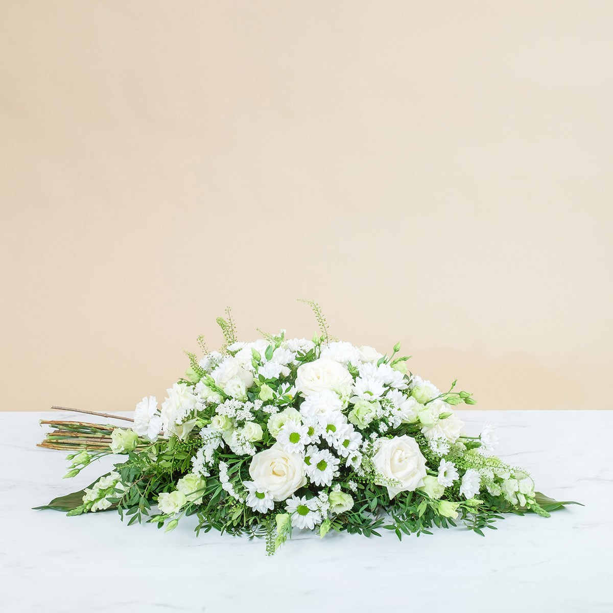 Wiązanka pogrzebowa w białej tonacji z róży, eustomy i wyżlinu
