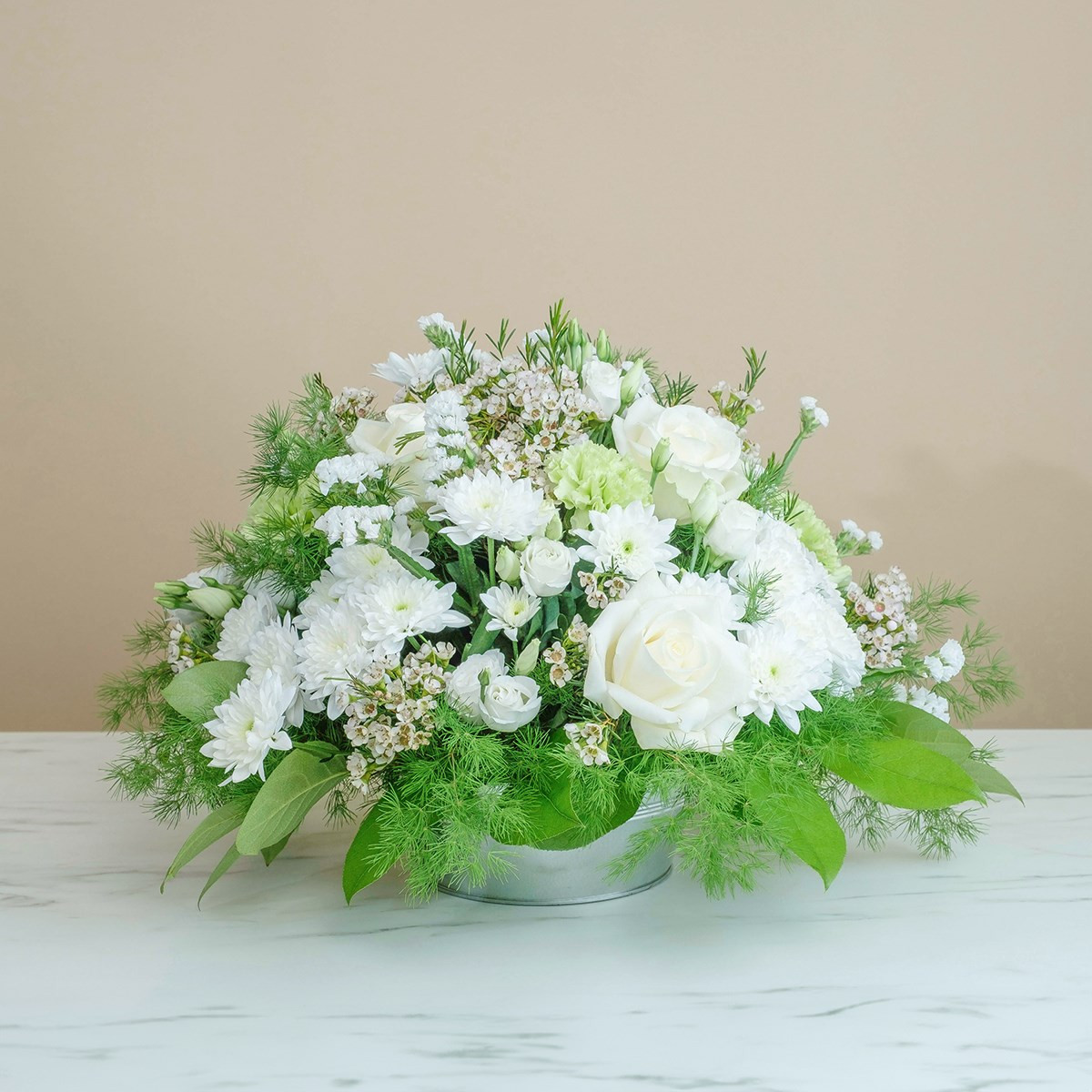 Aranżacja pogrzebowa z białych róż, eustom i chryzantem