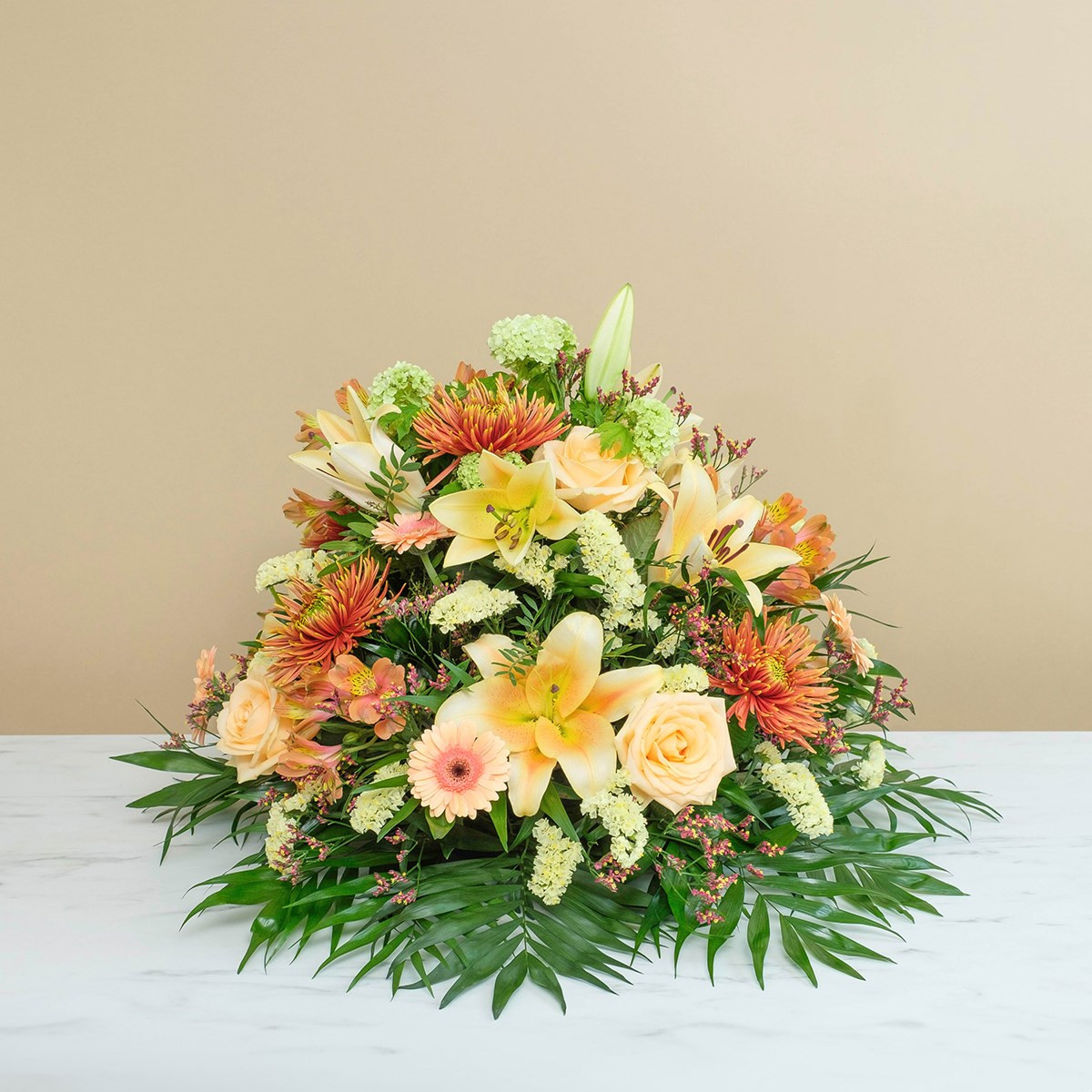 Wiązanka pogrzebowa w pomarańczowej tonacji z róż, lilii i chryzantem
