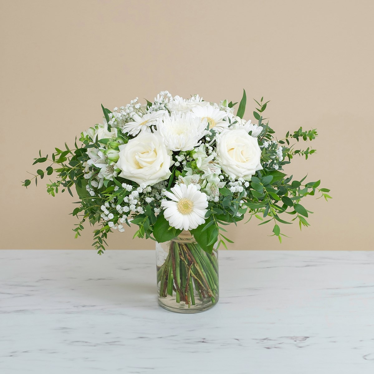 Bukiet kondolencyjny do Włoch z białych róż i gerber z zielenią dekoracyjną