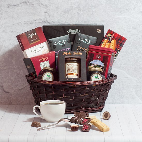 Star Chef Gift basket to feast This star chef gift basket contains tasty  products for the kitchen and to feast on. T… | Chef gift basket, Gift  baskets, Chef gifts
