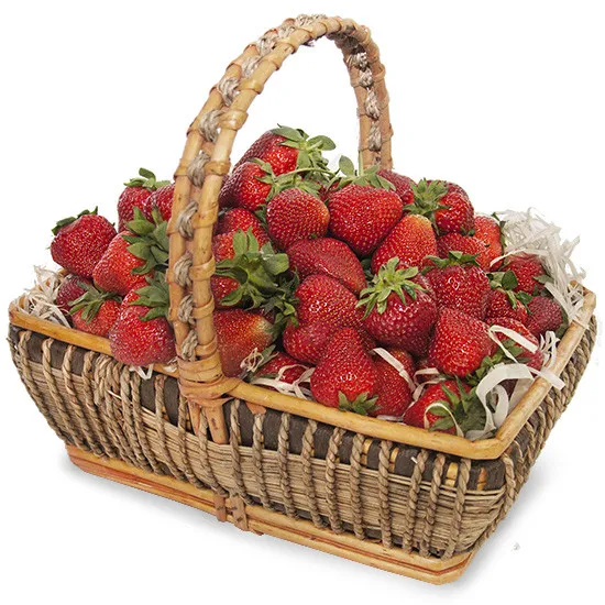 Koszyczek Czerwonego Kapturka, wiklinowy koszyk z truskawkami, 3 kilogramy truskawek w koszyku