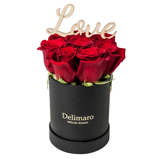 Walentynkowy Flower Box, czerwone róże w czarnym pudełku z drewnianym napisem