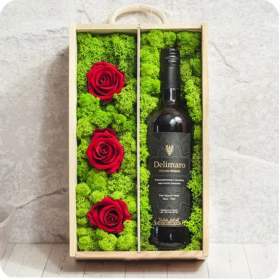 tajemnice lasu, poczta kwiatowa, wieczne czerwone róże, zielony mech, kwiaty i wino w drewnianej skrzynce