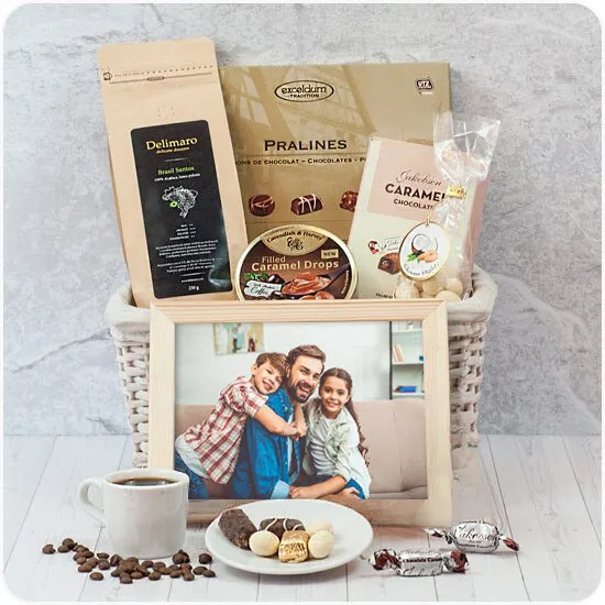 Prezent ze zdjęciem, czekoladowa róża, kawa ziarnista i czekoladki w koszyku