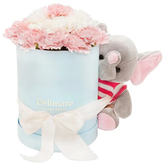 Różowe i białe goździki w niebieskim pudełku, maskotka słonik