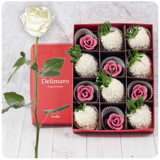 Elegancka biała róża z truskawkami w kokosie i różyczkami - Poczta Kwiatowa® owoce w czekoladzie