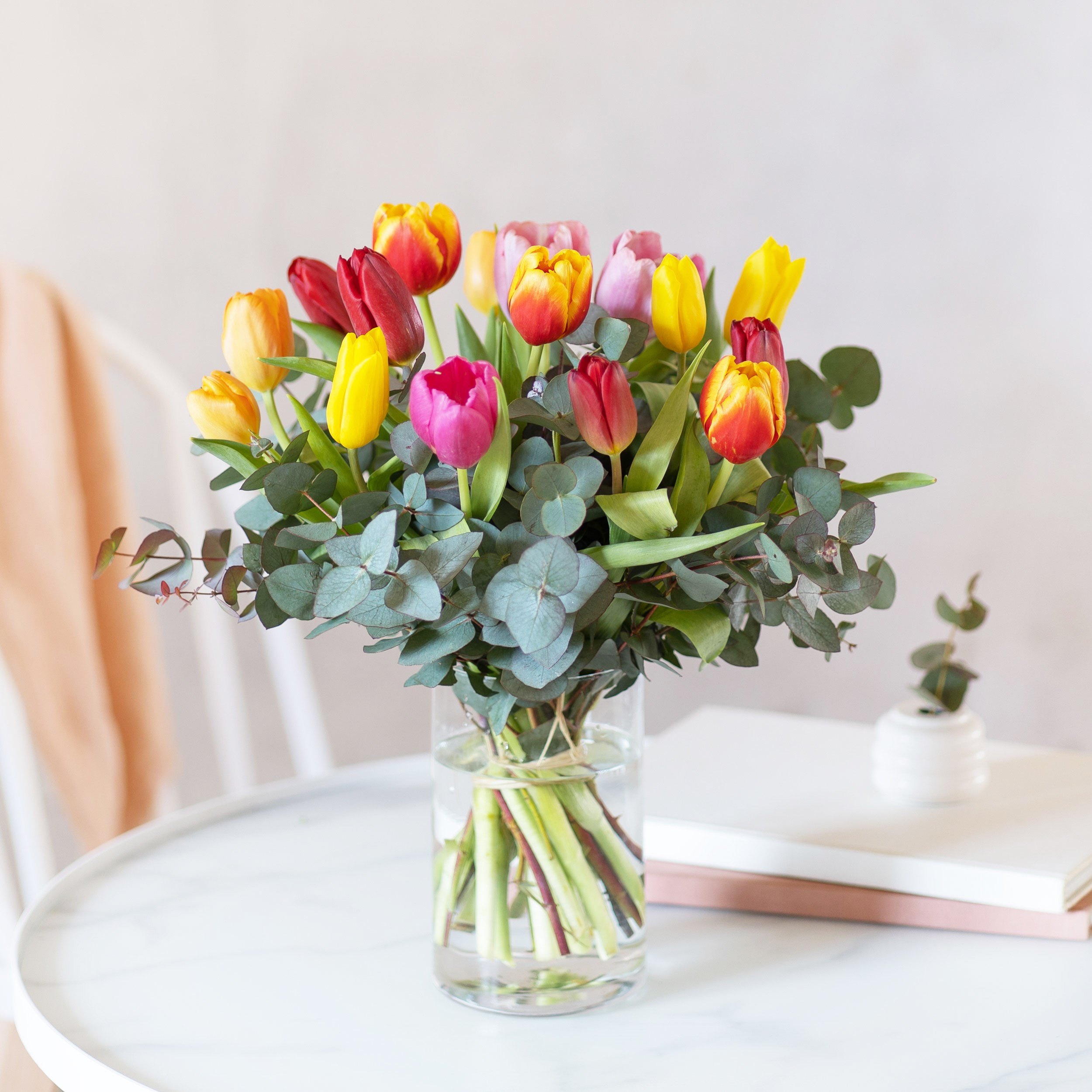 Bukiet kolorowych tulipanów na poprawę humoru