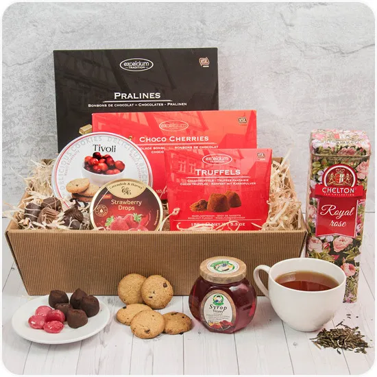 Wykwintny deser z herbatą, ciastka żurawinowe, czekoladki wiśniowe, syrop różany, trufle belgijskie, herbata sypana