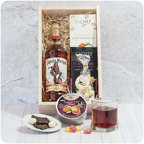 Engraved wooden gift box with Caribbean Vibe, gift with Captain Morgan Rum and sweet delights - white chocolate bar and black chocolate bars, almonds and tropical candies