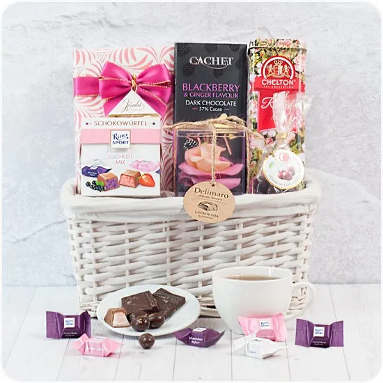 Pastelowy prezent, prezent dla kobiety, jasny koszyk wiklinowy, poczta kwiatowa, czekoladowa róża