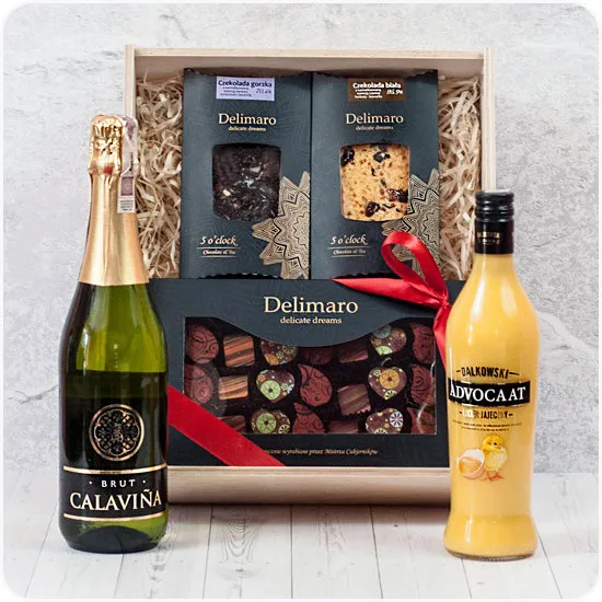 Moonlight Kiss - engraved wooden gift box with handmade chocolates and pralines Delimaro with wine and Adcovaat 