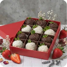 Truskawki W Gorzkiej I Białej Czekoladzie W Posypce Kakaowej I Kokosowej