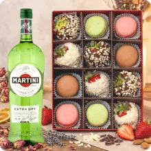Truskawki W Białej I Mlecznej Czekoladzie W Posypce Kokosowej I Orzechowej Z Makaronikami + Martini