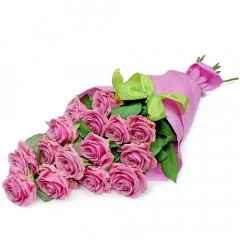 Kwiaty Różana fantazja, bukiet 15 różowych róż ułożonych stopniowo, kwiaty owinięte w różowy papier dekoracyjny