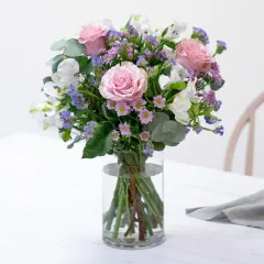 Bukiet róż i kwiatów mieszanych z zielenią dekoracyjną - Andora