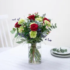 Bukiet mieszany z czerwonych róż w ciepłych i zielonych odcieniach - Andora