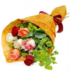 kwiaty promienny uśmiech, 7 kolorowych róż, griffithi, kwiaty w papierze z czerwoną wstążką