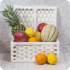 Zdrowy prezent - Pomarańcze, melony, mango - kosz pełen witamin