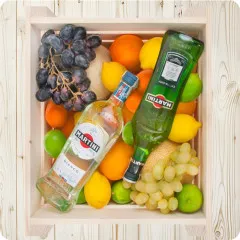 Skrzynka owoców z Martini, dwie butelki włoskiego martini z owocami w drewnianej skrzynce