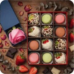 Truskawki w czekoladzie z makaronikami i różową różą