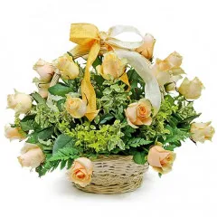 Kosz Imieninowy, 23 kremowe róże z zielenią dekoracyjną w koszu, kompozycja jasnych kwiatów w wiklinowym koszyku