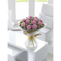 Uroczy bukiet różowych róż