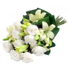 Kwiaty Delikatne, biały bukiet kondolencyjny, białe róże i lilie w wiązance pogrzebowej