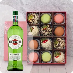 Truskawki w czekoladzie z makaronikami i Martini - Poczta Kwiatowa®