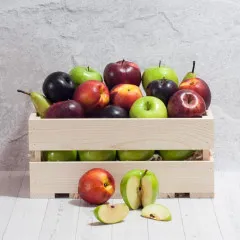 Skrzynka owoców sezonowych, sezonowe owoce w drewnianej skrzynce, Jabłka zielone i czerwone