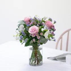 Bukiet róż i kwiatów mieszanych z zielenią dekoracyjną