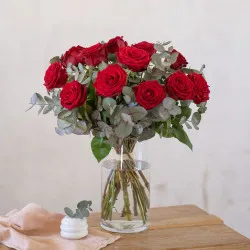 12 długich czerwonych róż