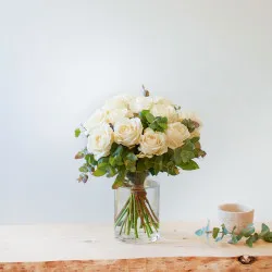 15 białych róż o krótkich łodygach