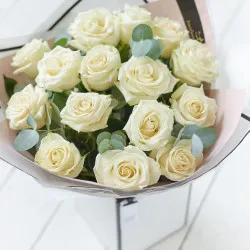 Pięknie prosty bukiet białych róż.