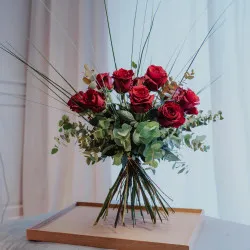 12 rote Rosen mit Grün