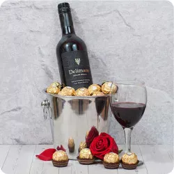 Elegancki cooler wine z czerwonym winem 