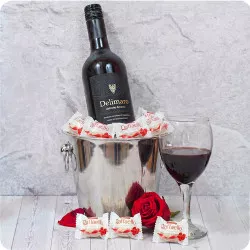 Elegancki cooler wine z czerwonym winem 
